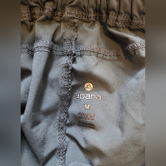 Apana brand. Size small/medium. Green. 3/4 cropped joggers. Elastic drawstring - Picture 9 of 12